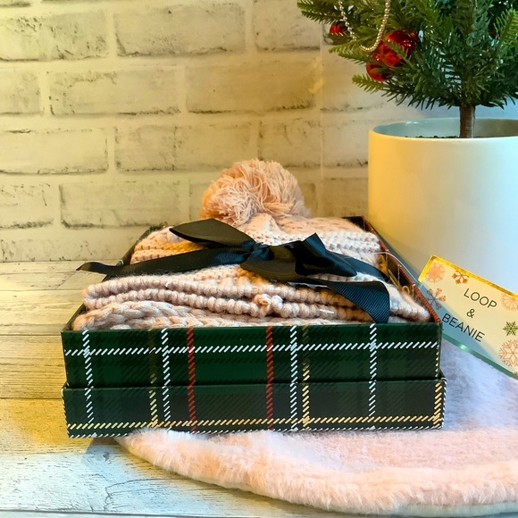 Loop & Beanie Scarf & Hat In Gift Box - Picture 3 of 3